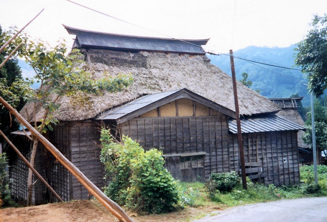 糸魚川市粟倉集落の家です。