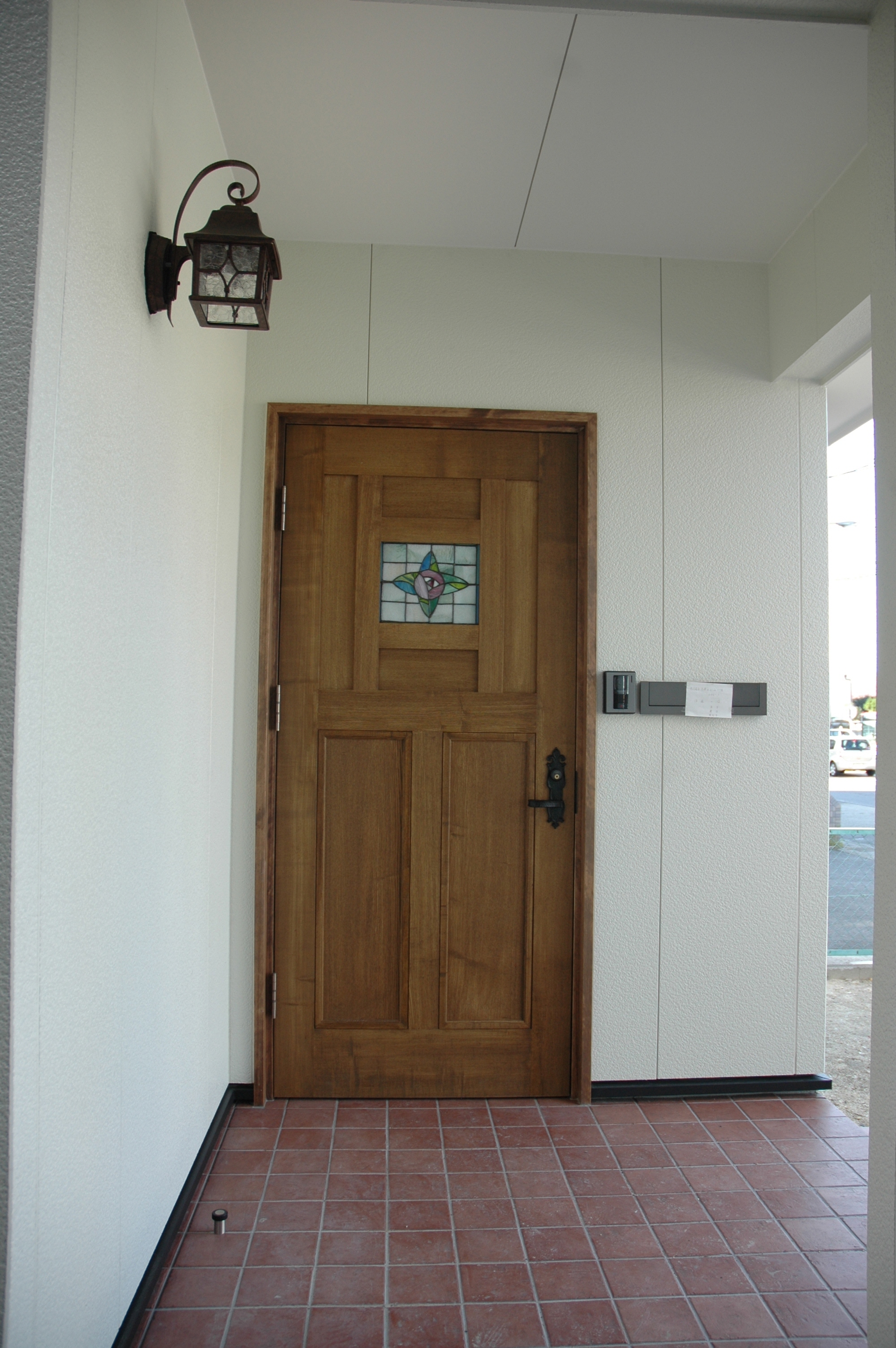 玄関はナラ材のドアにステンドグラス組み込み