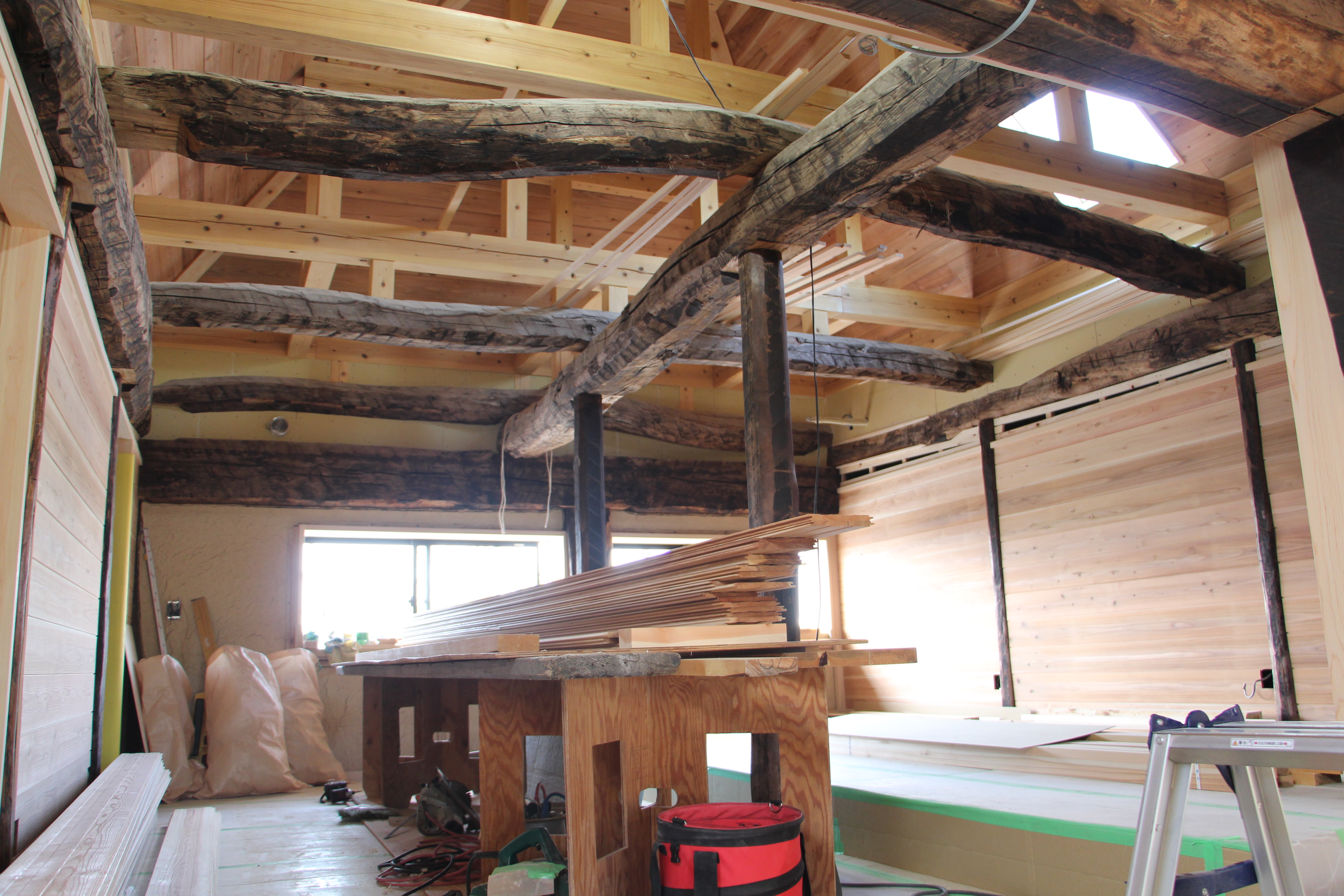 天井、壁の杉板張りも出来ました。