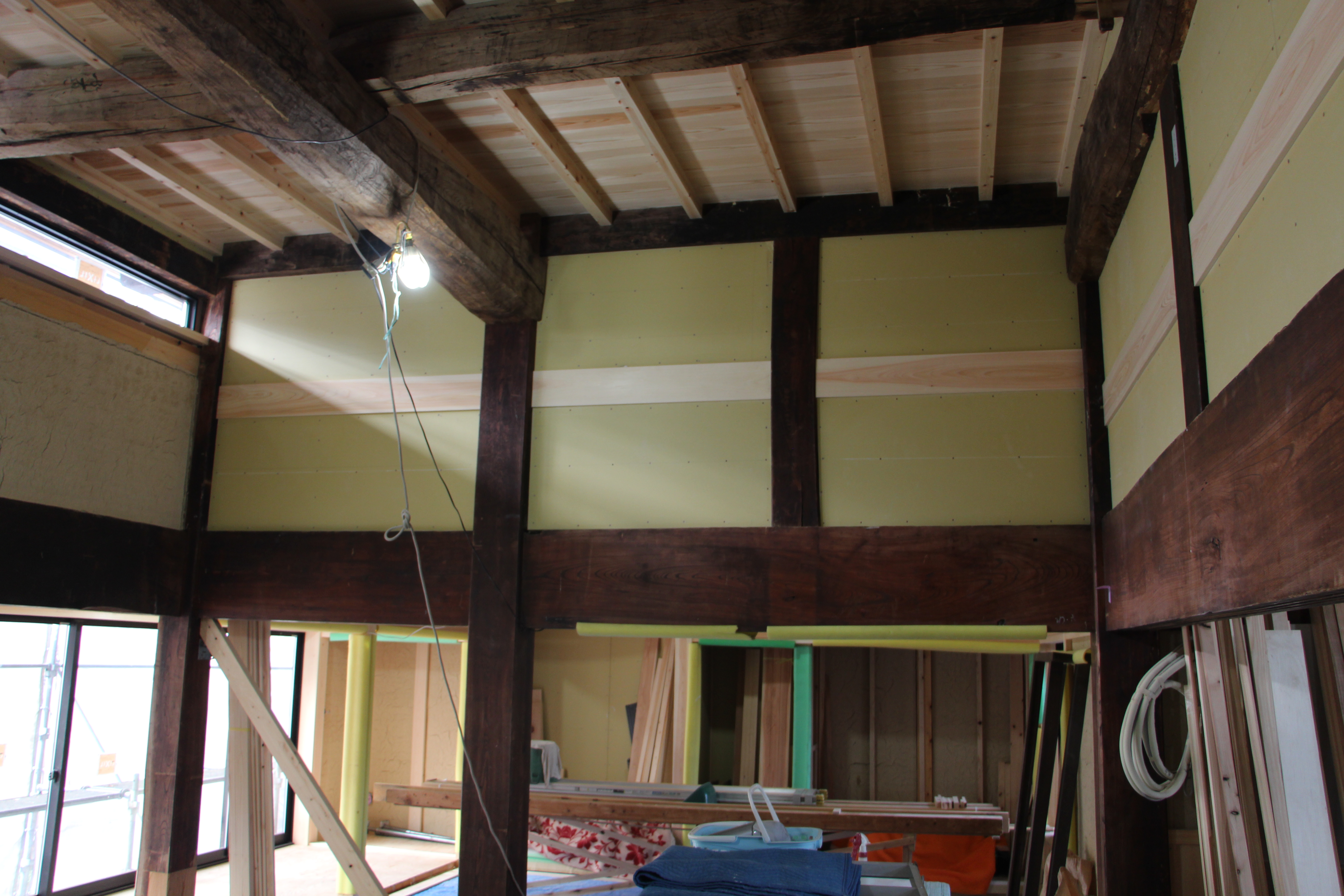 内部の大工工事もほぼ終わり、塗装と左官工事になります。