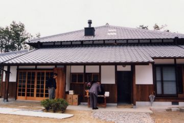 いぶし日本瓦の寄棟の大屋根です。