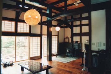 余呉の古民家の特徴である鳥居型の梁組です。