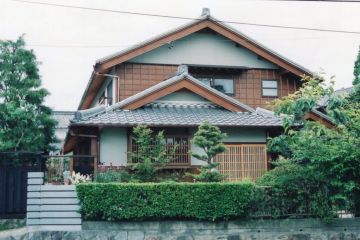 周囲の集落になじむ切妻の日本瓦葺き