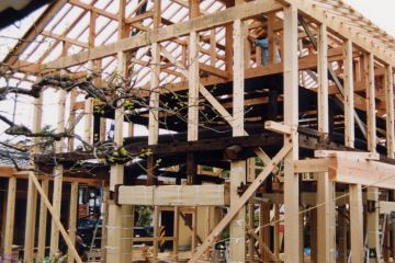 古材の梁組の上に小屋組を載せる方法です。