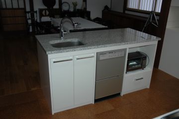 キッチンは食洗器を組み込んだ作業台を作りました。