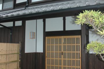 玄関の桧の親子格子の引違土です。