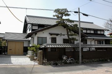北側の道路側から、日本瓦と白漆喰が伝統的な外観です。