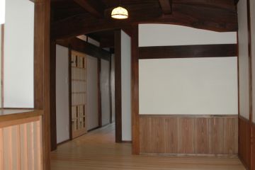 土間部分の曲がった梁が面白いです。