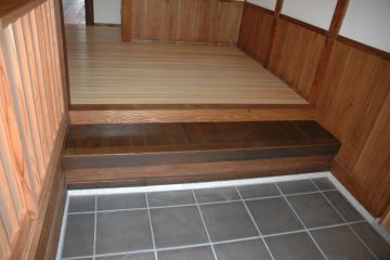 玄関はいぶしの式瓦です。