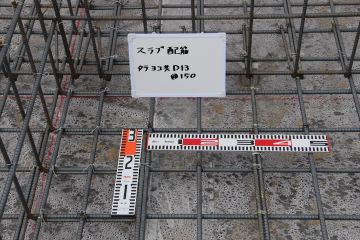 ベタ基礎の配筋は縦横共D13 ㎜を15㎝間隔にしています。