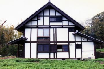 白漆喰と梁、柱を見せたコントラストな外観