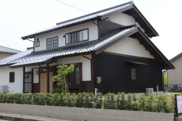 日本瓦の切妻屋根です。