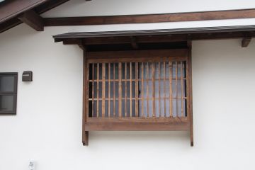 ダイニングの外側の窓も格子戸を嵌め込み