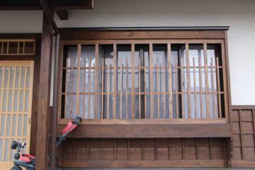 木製の格子を嵌め込みました。