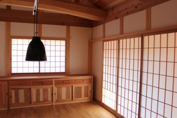 ダイニングはカンナがけの松丸太を見せた吹き抜けです。勾配天井です。
