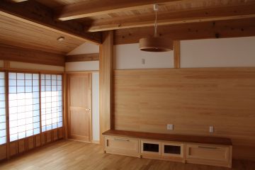 リビングは木製の造り付けテレビ台、紙障子を建てました。
