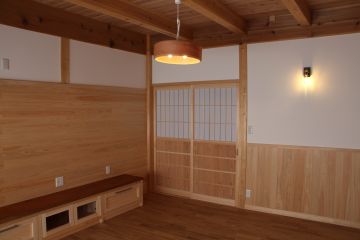 杉の腰板と漆喰壁