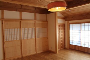 リビングとダイニングの間は引き寄せる中抜き障子の板戸です。新しく作りました。