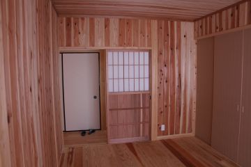 納戸は杉板張りとしました。