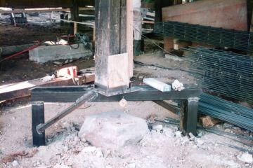 揚屋部分の支えを軽量鉄骨で作る。現場溶接なので自由に変更可能