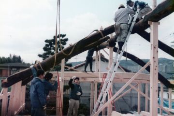 束建ての小屋組みも組み直しました。