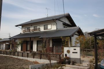 日本の家らしい切妻の日本瓦葺です。