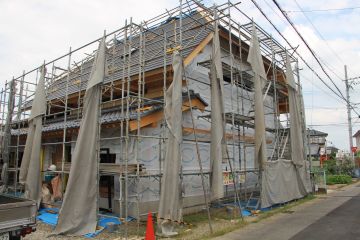 かぶと造りの屋根も形になってきました。