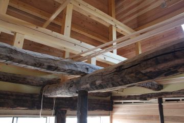 古材丸太梁と新材の小屋組みの形です。