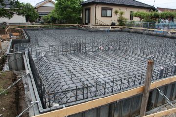 地盤調査を行い、ベタ基礎しました。