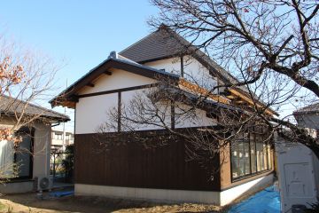 西側からもかぶと造りが分かります。