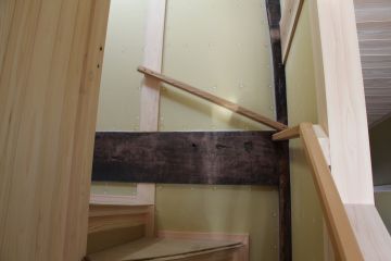 階段の手すりも欅です。