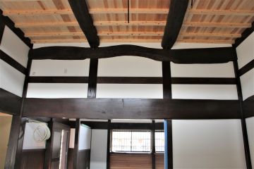 天井は白木の根太天井です。白木の杉板、古材の丸太が良く見えます。