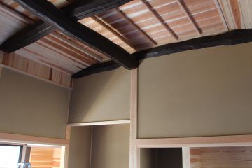 和室十畳の部屋も欅の梁を見せました。新しい桧の柱とのコントラストもいい感じです。