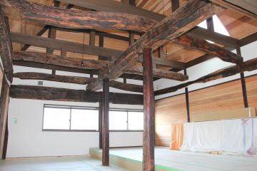 小屋裏の手斧斫の丸太も自然塗料で仕上げました。
