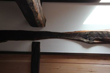 古材と漆喰壁の部分