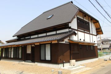 兜造りの屋根は落ち着いた住宅地の景観に配慮した形です。