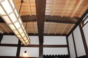 天井の根太天井は古色塗は行わず透明の自然塗料で明るくしました。
