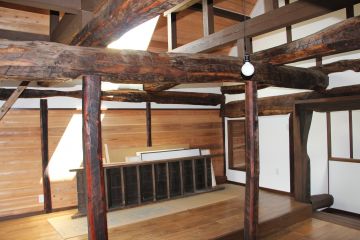 小屋裏の煤けた梁を丁寧に洗い透明の自然塗料を仕上げとしました。1階の古色塗とは違く丸太の自然の味わいのある部屋です。
