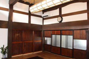 長さ三間高さ40センチの差し鴨居はこの家の自慢です。
