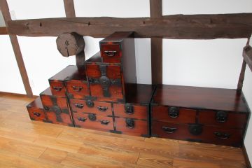 朱塗りの箱階段もいいです。