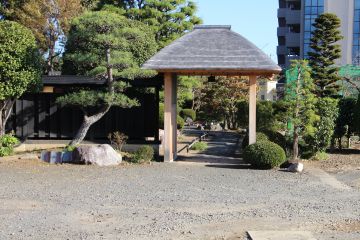 こけら葺きの門も渋谷建設が施工いたしました。品の良い形です。