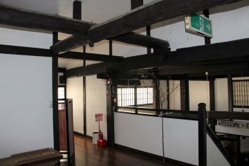 2階部分も古材の梁を見せています。