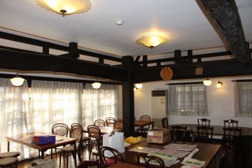 洋風の食堂も手斧斫の梁と漆喰のコントラストがいいです。