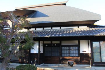 隣の住居は茅葺き屋根を再生した古民家です。