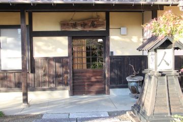 玄関の木の引戸もいい感じに成っています。