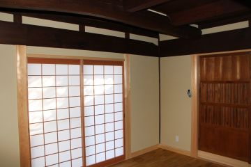 奥の和室の赤身の杉障子です。壁は聚楽塗りです。
