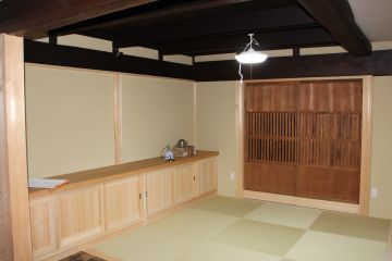地袋の天板は杉の節無し見事です。壁は聚楽塗り。天井、丸太梁の古材部分はオスモクリアー