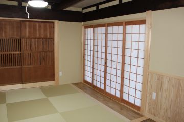 杉赤身の障子はいいですね。