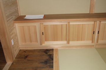 地袋の建具は桧の框に桧の柾板を鏡板としました。すっきりとした感じです。