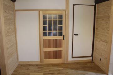 玄関からリビングへの片引き戸は東農桧の白木仕上げ。モダンな感じになります。
